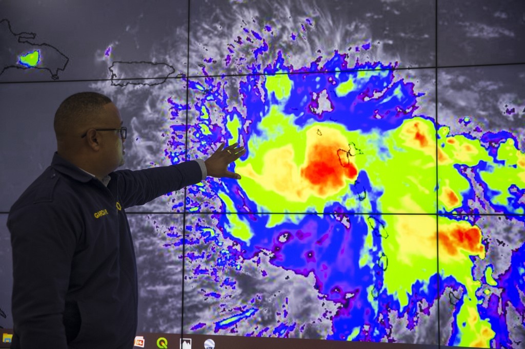 El huracán Dorian cambia de rumbo y se fortalece a categoría 4