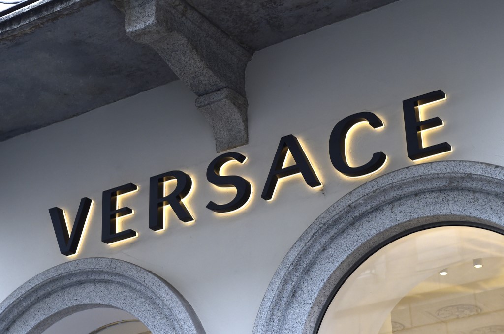 Versace, Givenchy y Coach se disculpan por camiseta que molestó a China