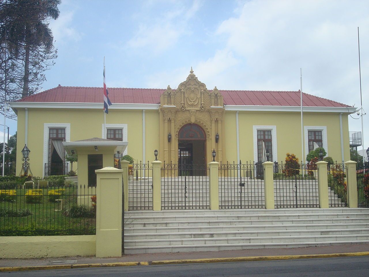 Costa Rica cierra sus embajadas en Azerbaiyán y Trinidad y Tobago