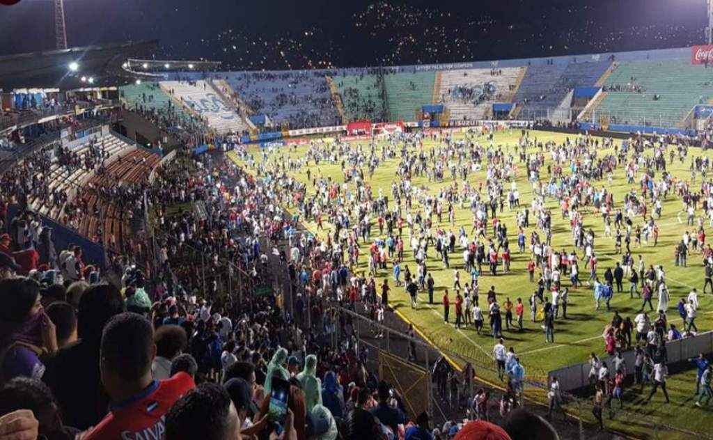 Honduras excluirá a pandilleros de barras para combatir violencia en estadios de fútbol
