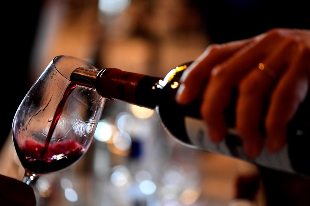 Según estudio, vino tinto podría enriquecer la flora intestinal