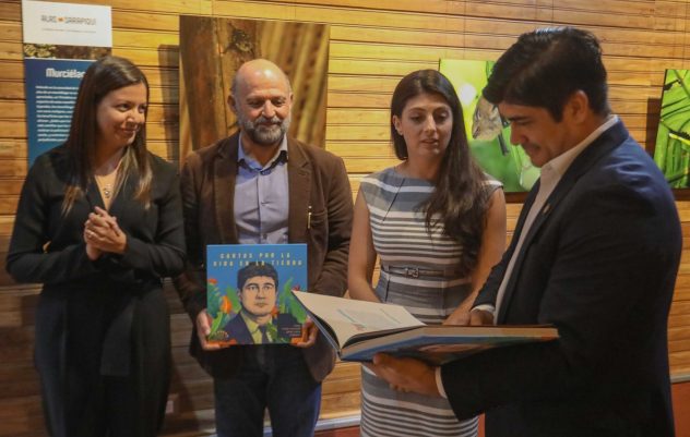 Casa Presidencial defiende libro “Carlos Alvarado puede salvar el planeta” aunque reconoce que es “esnob”