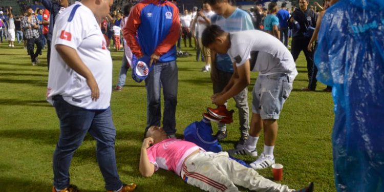 Caos en el clásico de fútbol de Honduras