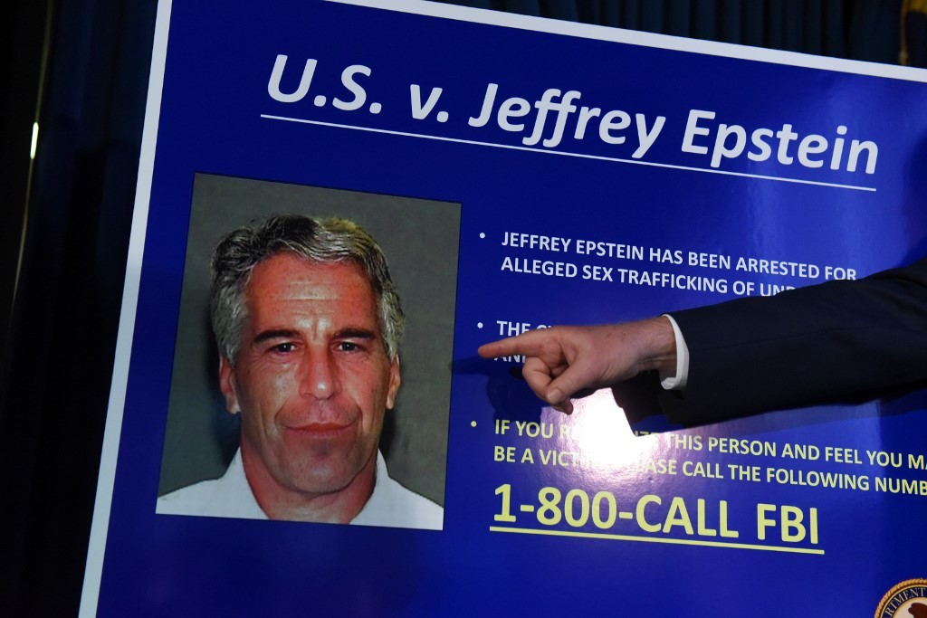 Acusan a guardias de la prisión en la que se suicidó el magnate Epstein