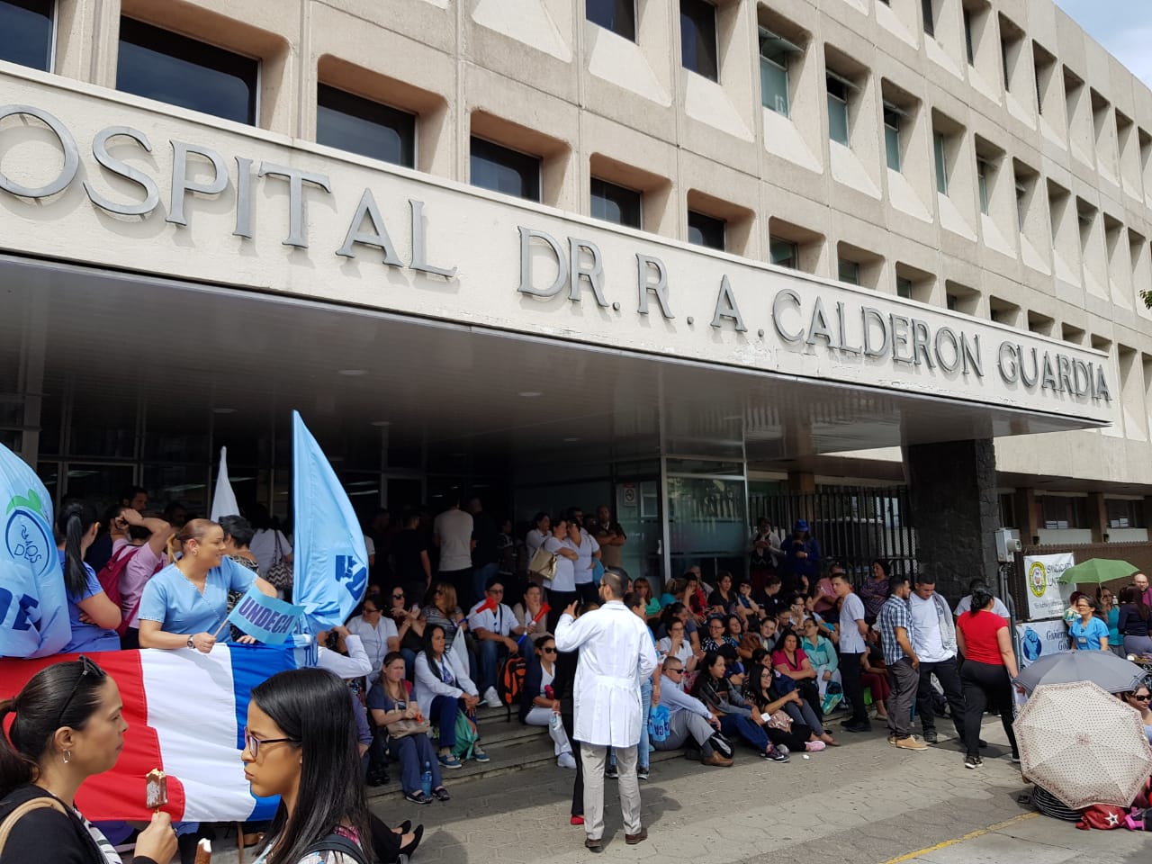 Mayoría de servicios del Hospital Calderón Guardia se unen a huelga