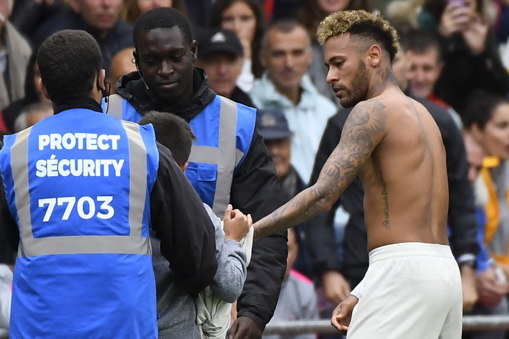 Aficionado agredido por Neymar presenta demanda contra el astro