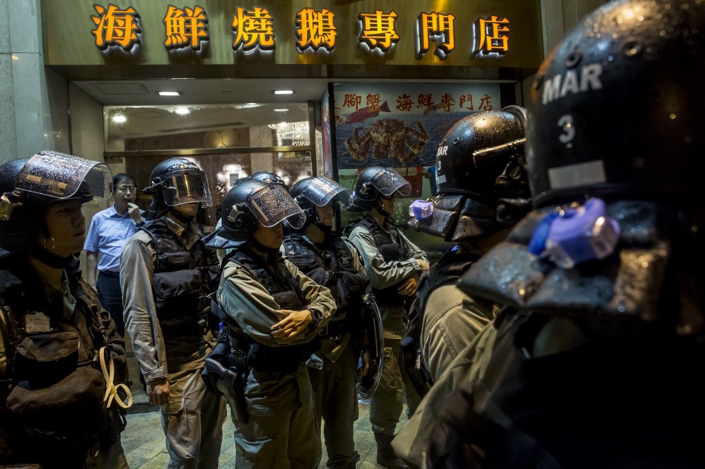 (Video) Detenidos dos policías en Hong Kong tras haber golpeado a un hombre en el hospital