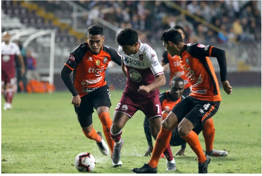 Saprissa cayó en El Salvador pero avanza en la Liga Concacaf