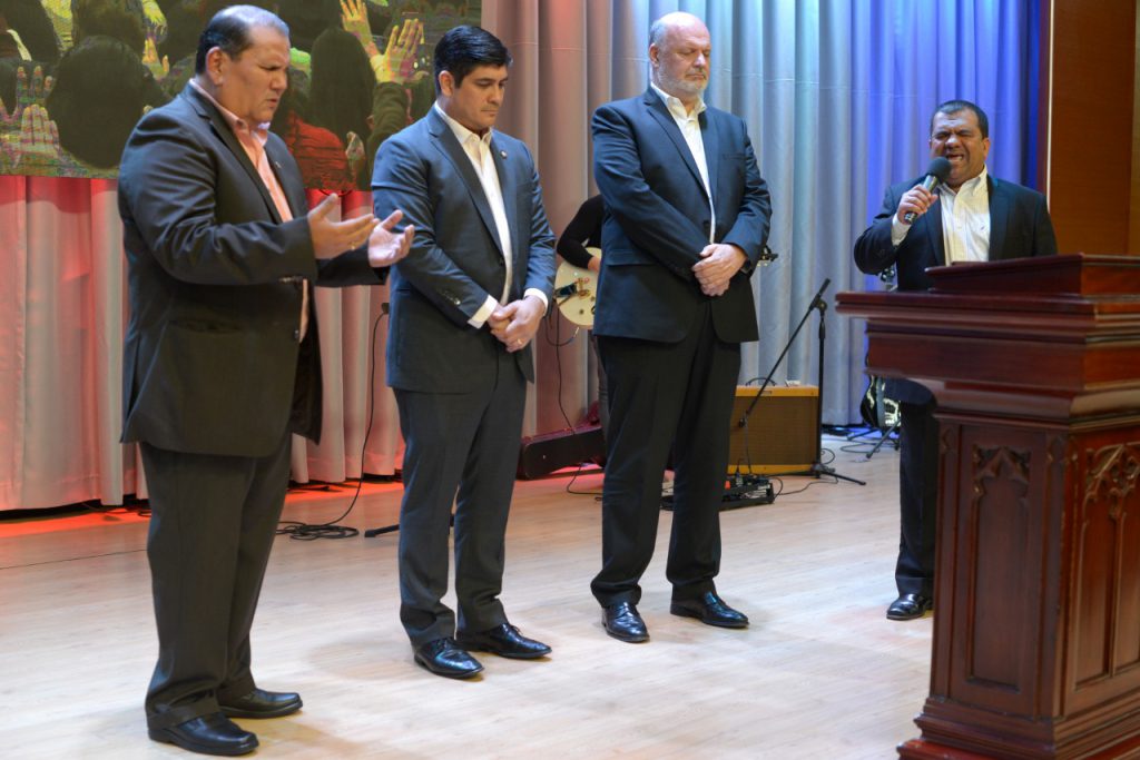 Presidente Alvarado busca nuevo acercamiento con iglesias evangélicas