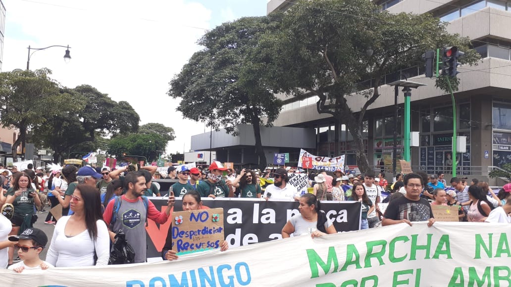 Ticos marchan para pedir al gobierno acciones por el medio ambiente