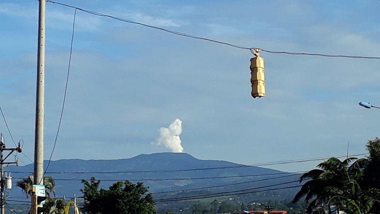 Volcán Poás presentó erupción de gas este sábado