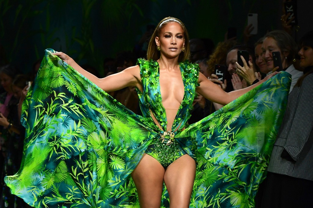 En Milán, la moda se inspira en la Amazonía y Jennifer López causa sensación con su vestido verde