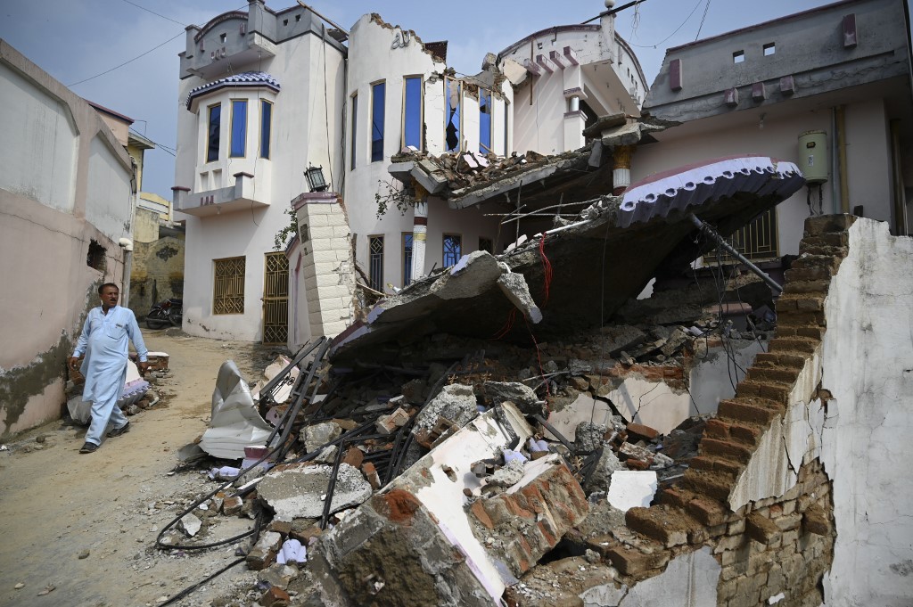 Carrera contrarreloj en busca de sobrevivientes del sismo en Pakistán