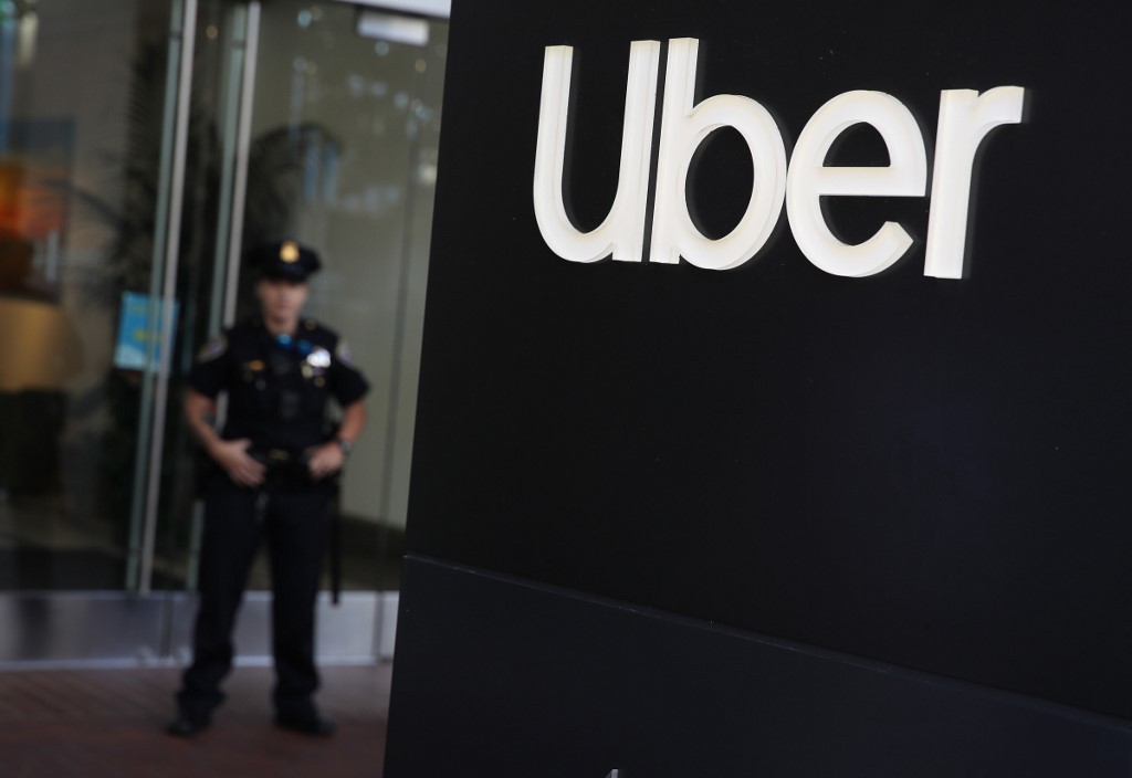 California sanciona ley que convierte en empleados a conductores de Uber y Lyft