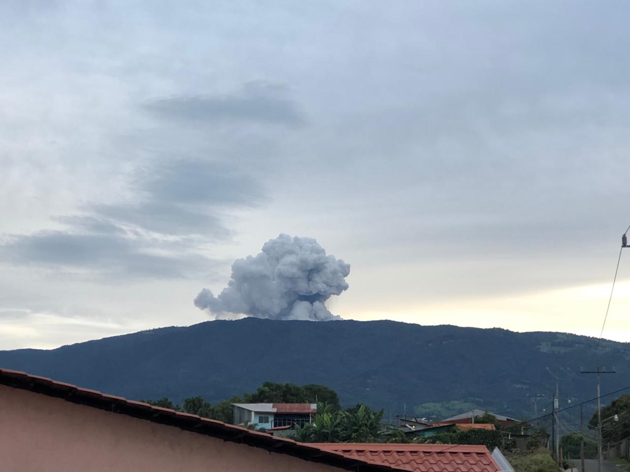 CNE recomienda cierre del Volcán Poás por incremento en la actividad del coloso