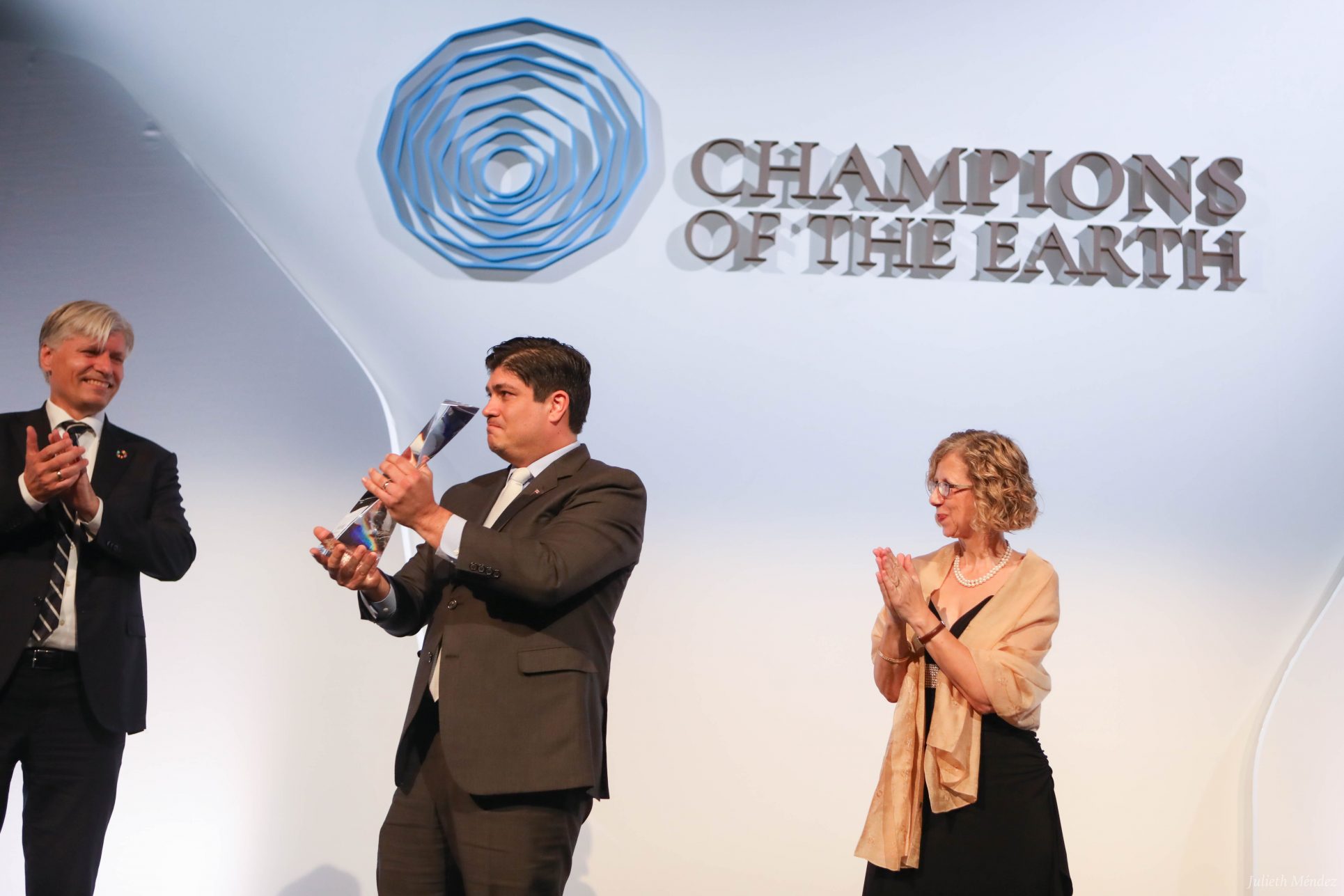 Presidente Alvarado dedica a maestros, indígenas y guardaparques el premio ambiental de la ONU