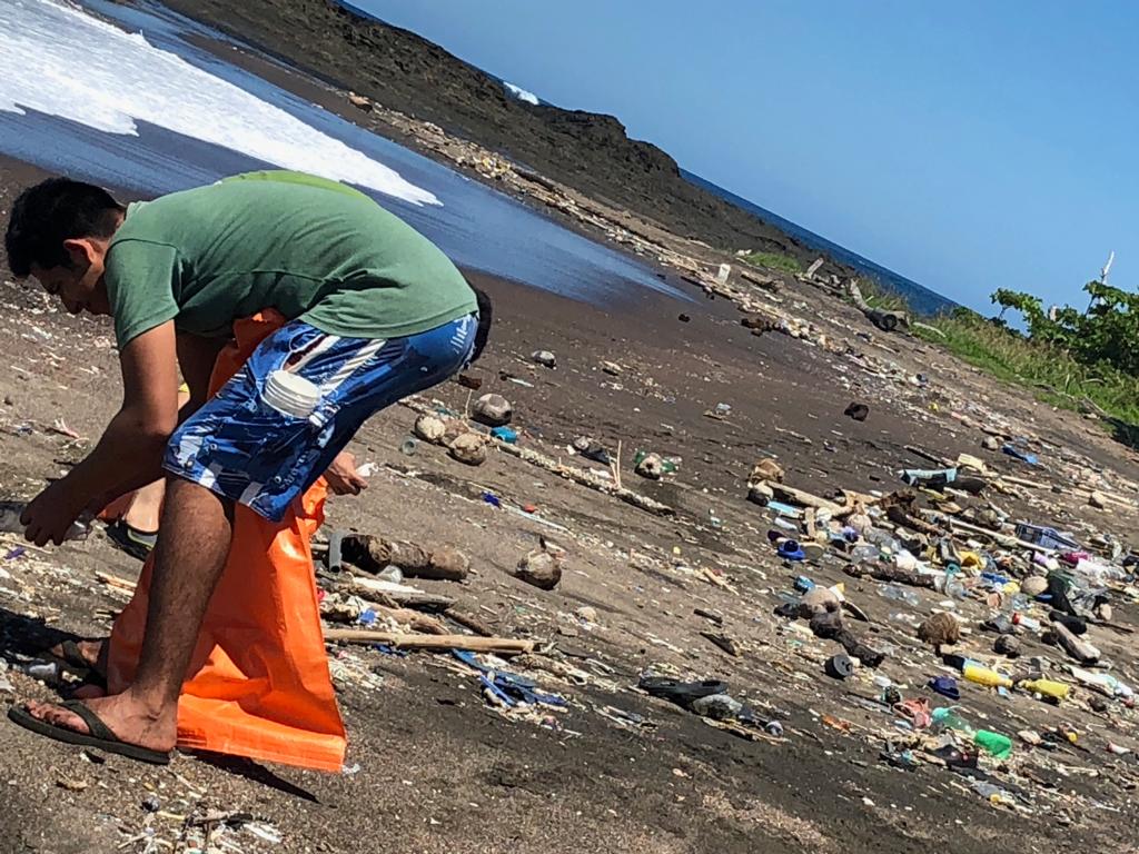 Oleada de plástico en playa aumenta tensiones por impacto ambiental en Guanacaste
