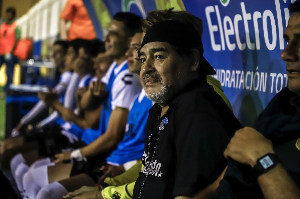 Maradona enciende la pasión de los hinchas y sacude al fútbol argentino