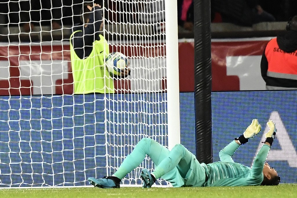 Keylor Navas encaja sus primeros goles en el PSG, que cayó en su casa