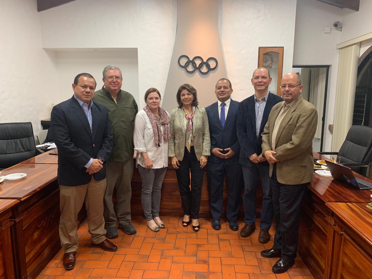 Laura Chinchilla se reunió con el Comité Olímpico Nacional