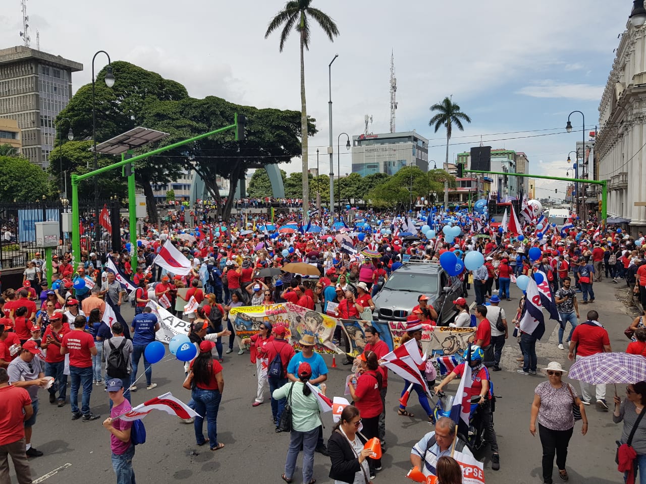 Sindicatos cierran paso por Avenida Segunda en oposición a proyecto para regular huelgas