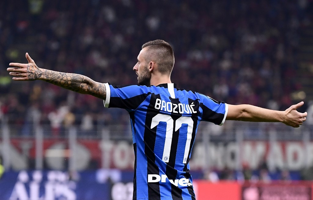 Inter se deja el derbi de Milán y conserva liderato en Italia