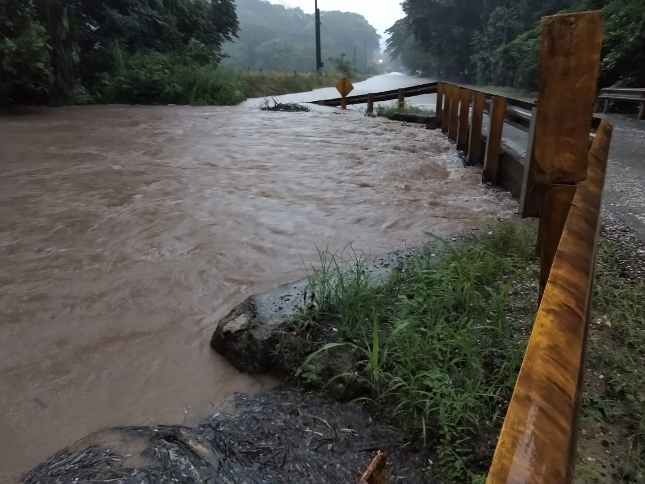 Comisión de Emergencias mantiene alerta por lluvias, tras nuevas inundaciones