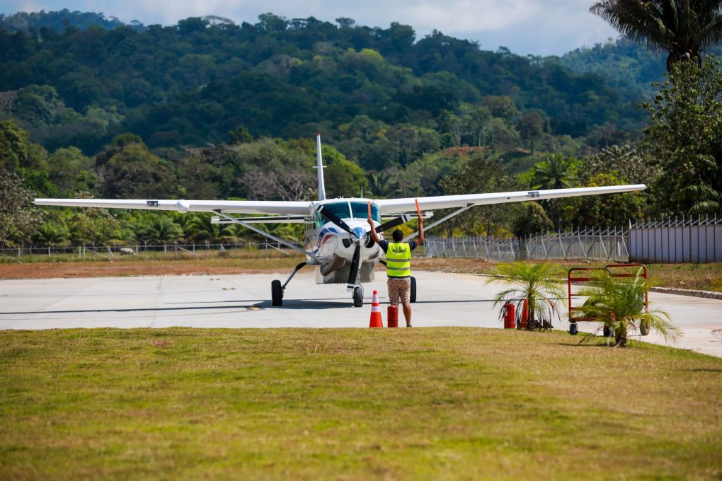 Cantidad de turistas que arriban al aeródromo de Bahía Drake se duplicó, en comparación con el 2018