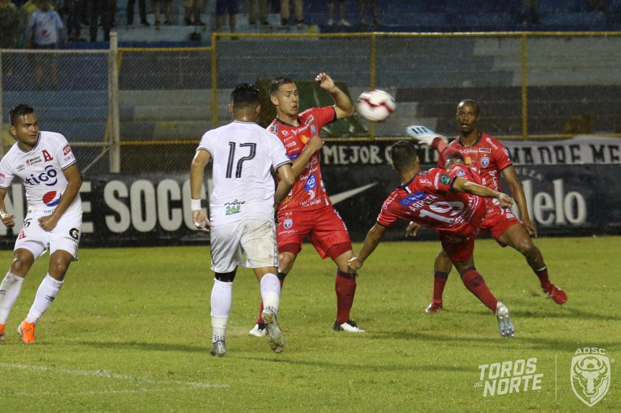 Un San Carlos inofensivo cayó 2-0 en El Salvador