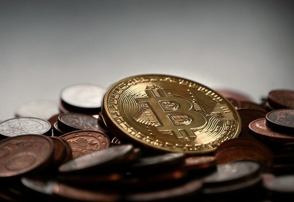 Empresarios alertan por uso de sus imágenes para estafas con bitcoins