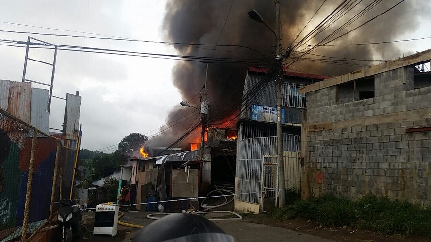 Bomberos logra controlar fuego que dejó a 40 familias sin vivienda en Barrio Cuba