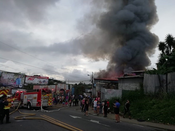 Fuego en Barrio Cuba se comportó como un “incendio forestal”