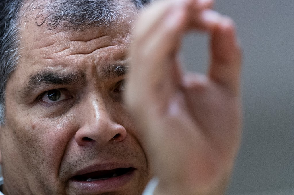 Correa no descarta presentarse a elecciones en Ecuador