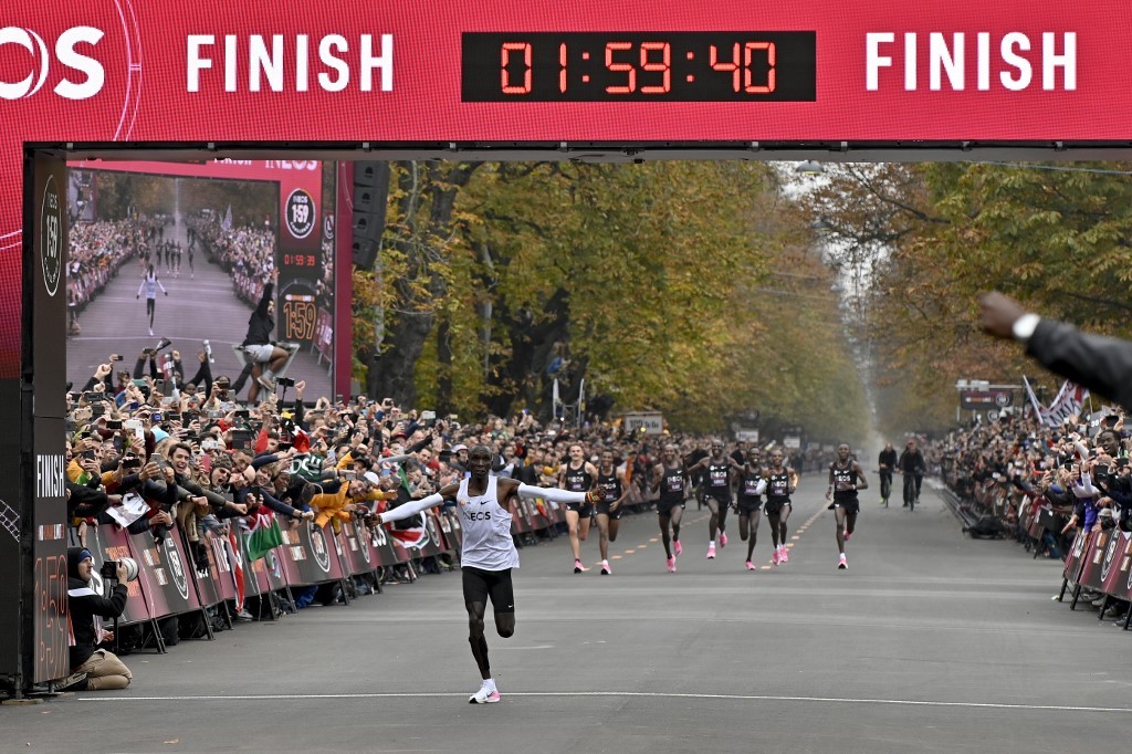 Keniano rompe récord en maratón: “El mejor momento de mi vida, interioricé que iba a hacer historia”