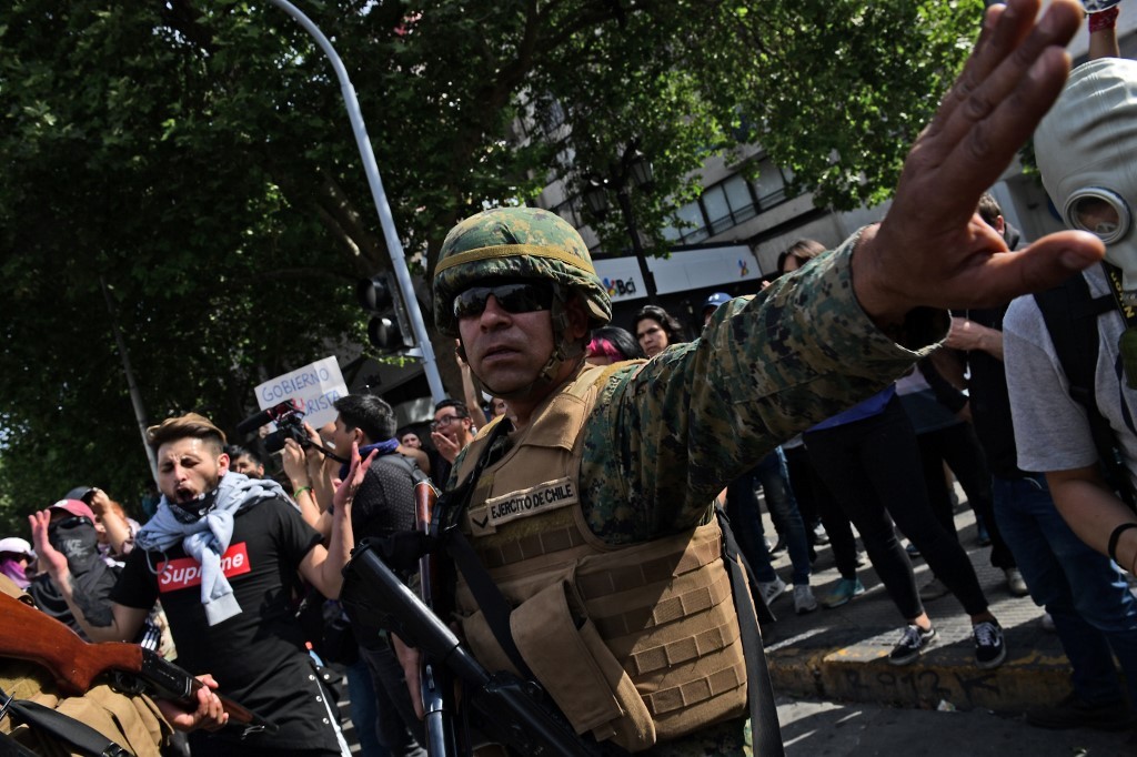 Decretan toque de queda total en Santiago de Chile tras protestas