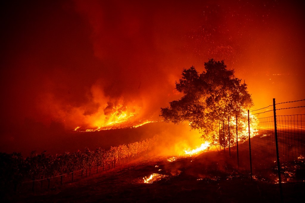 Bomberos combaten incendios en California, donde se esperan cortes de energía masivos