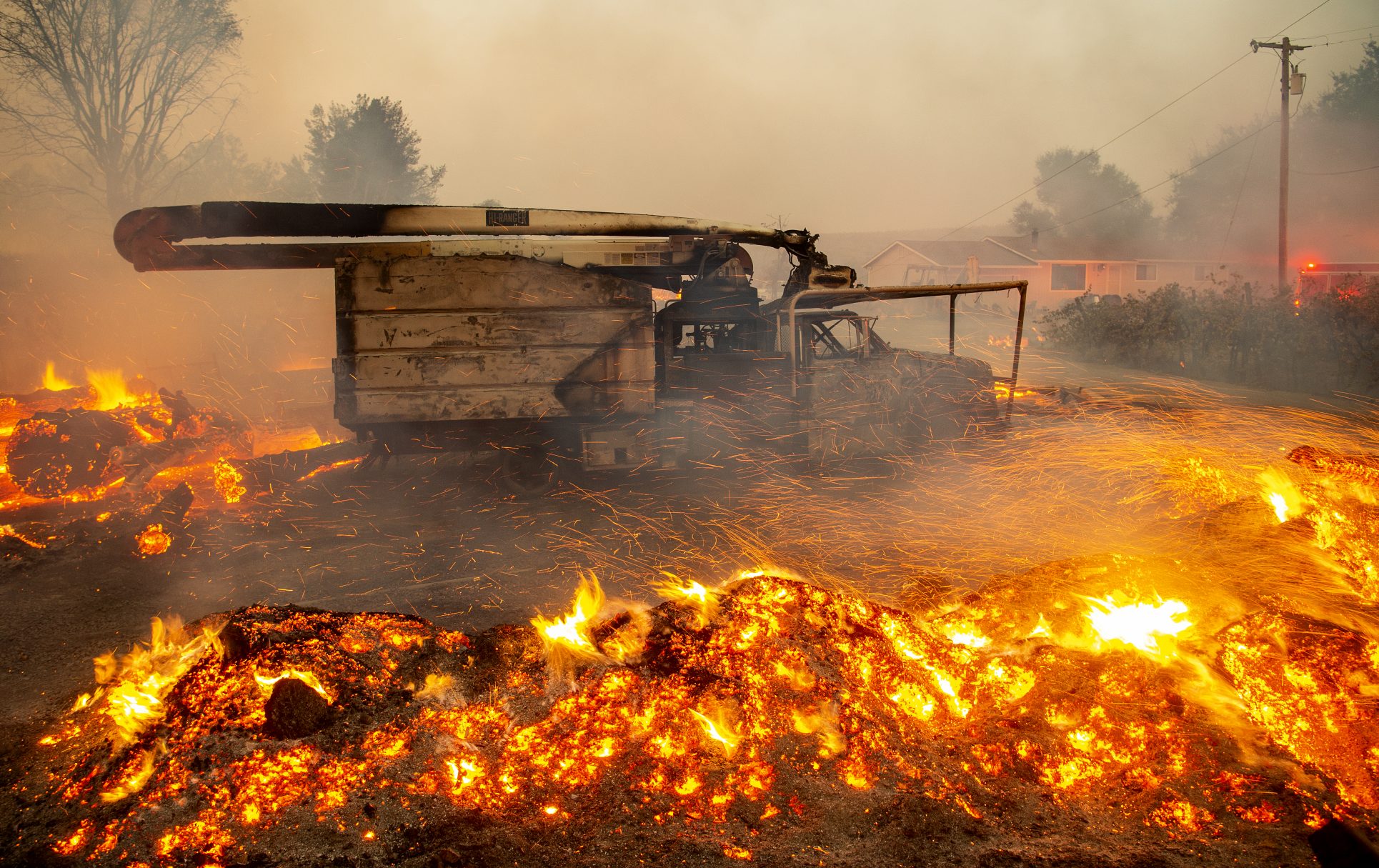 Incendios en California provocan evacuación de 180 mil personas