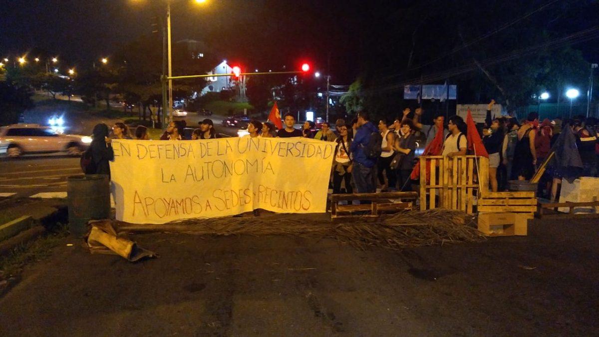 Universitarios bloquearon Cirvunvalación en protesta por presupuesto