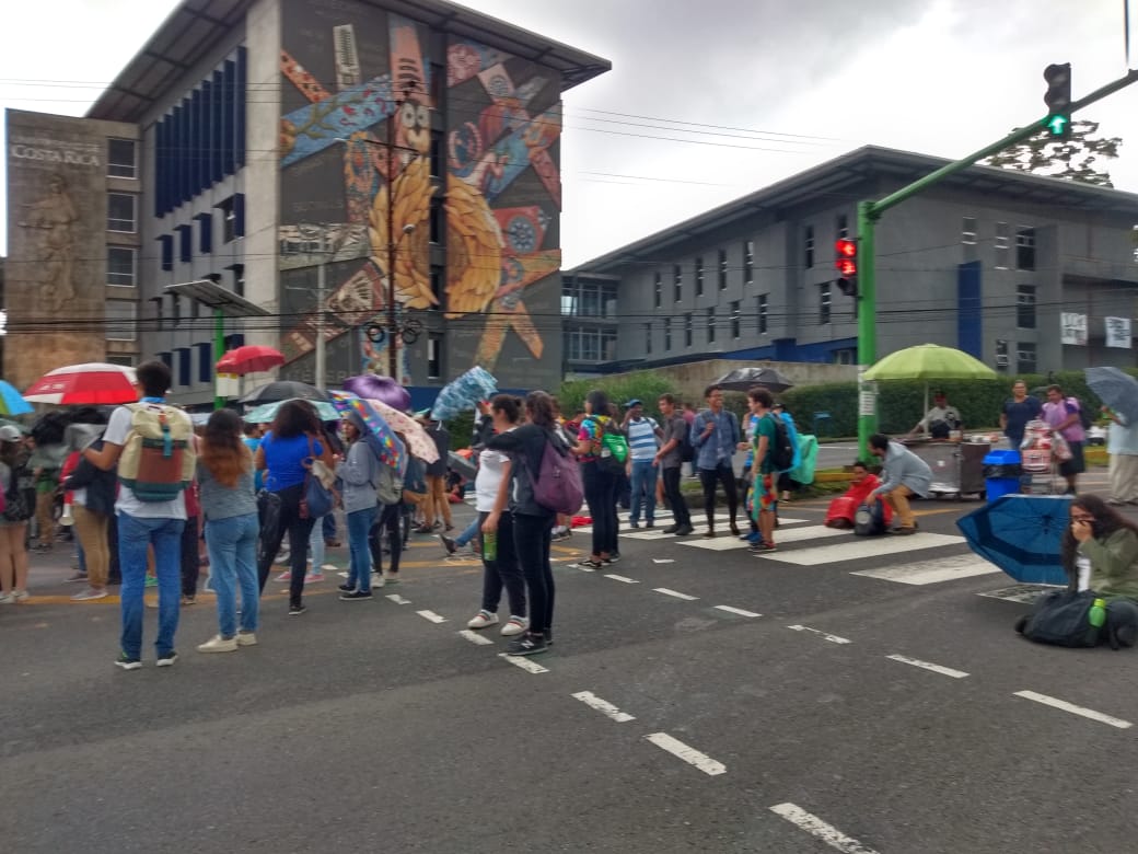 Manifestantes de universidades públicas vuelven a bloquear Circunvalación en San Pedro