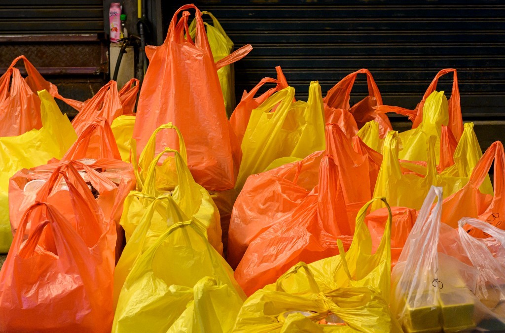 Plásticos no se van (aún): ley contra bolsas no regirá plenamente pues falta “reglamento del reglamento” y tiempo