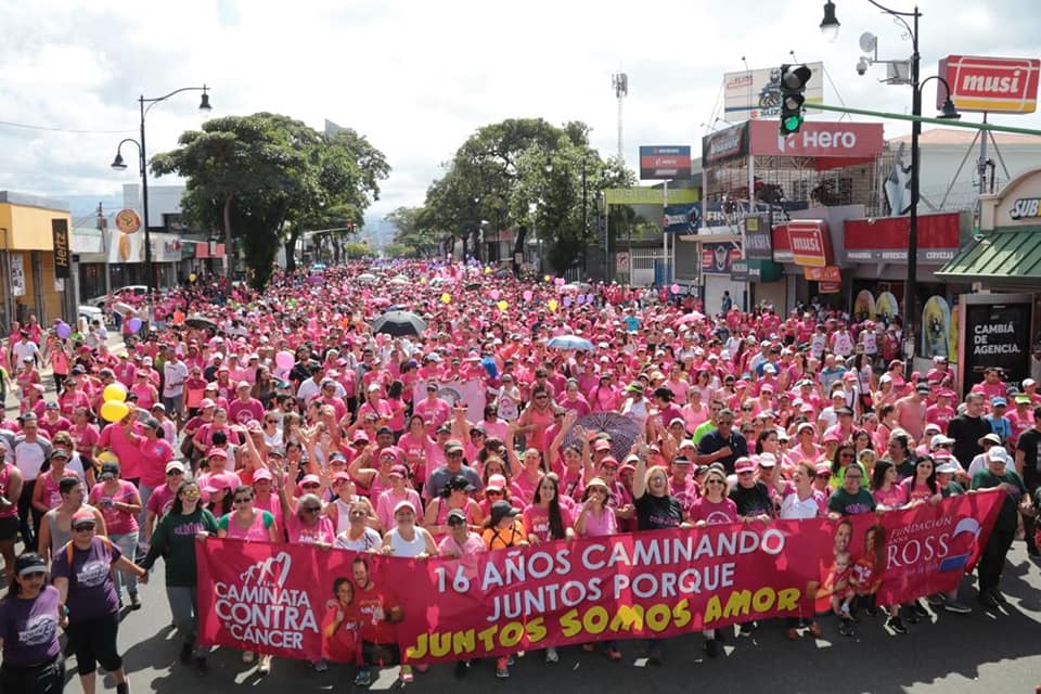 Una año más, San José se pintó de rosado para crear conciencia sobre el cáncer