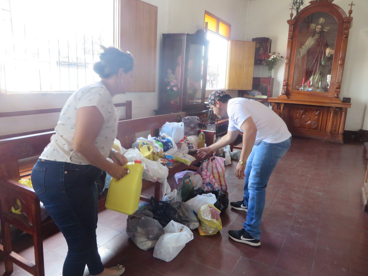 Nicaragüenses desafían bloqueo policial y donan alimentos a presos políticos