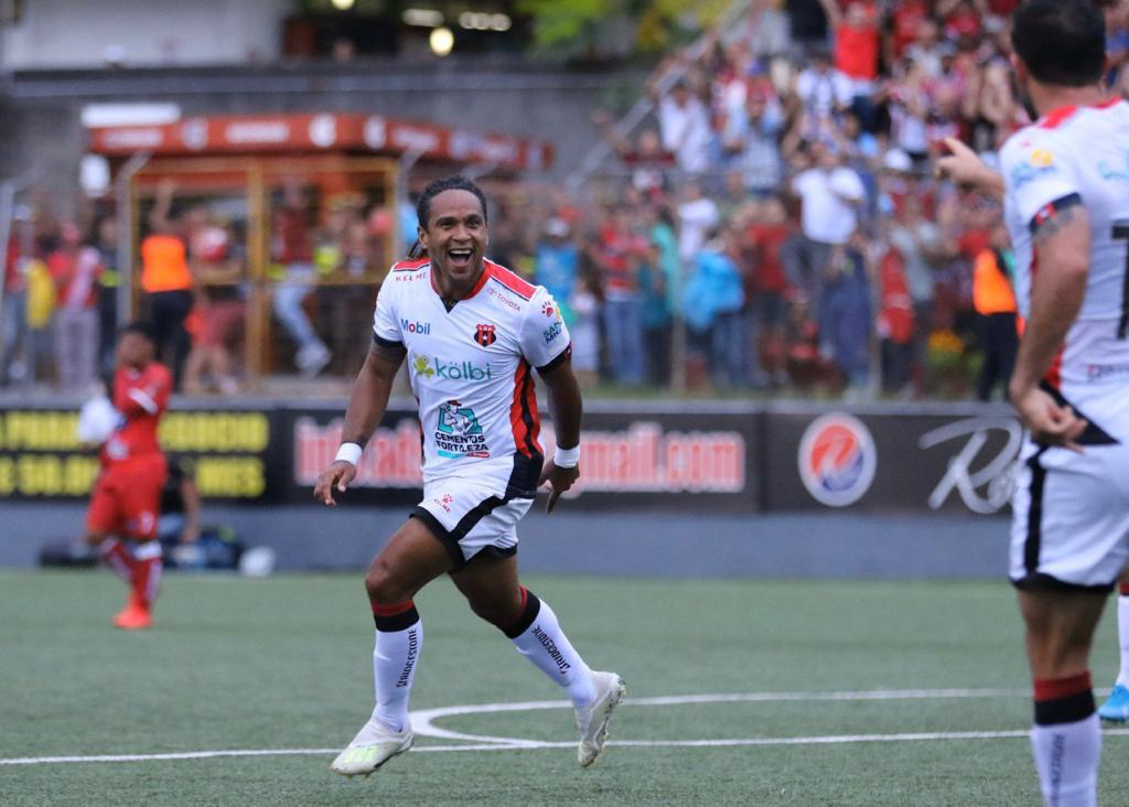 Alajuelense vence a Santos, impone récord y  gana la primera fase del torneo de Apertura
