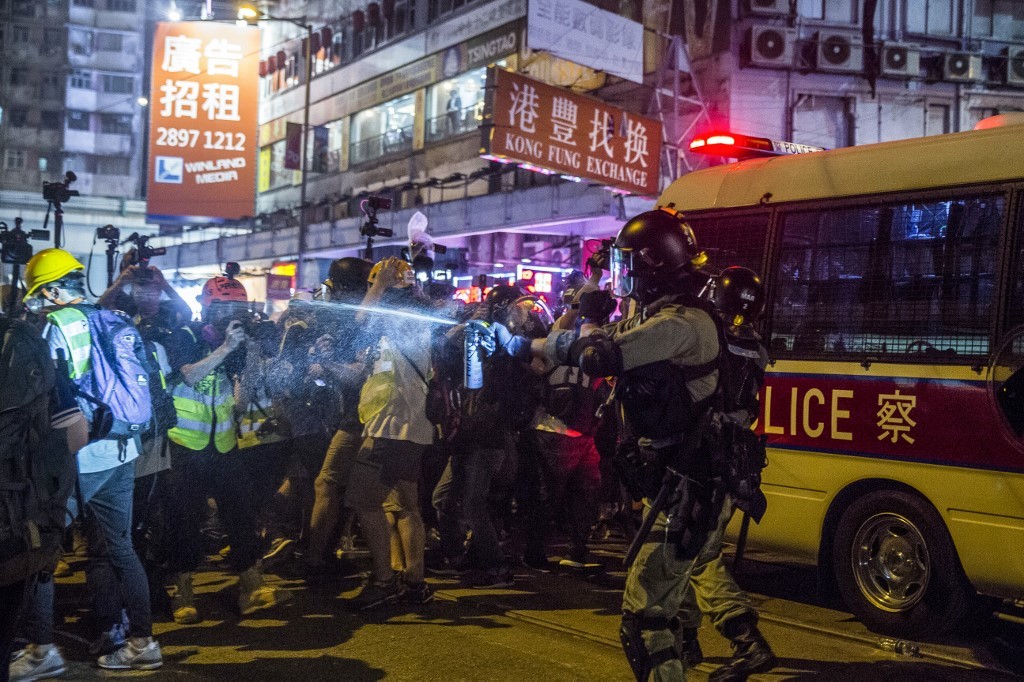 Miles de hongkoneses en cólera tras disparo real contra un manifestante