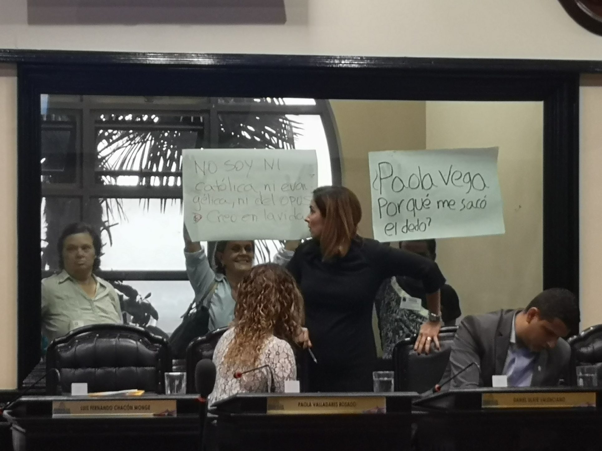 Paola Vega enfurece por un cartel: señala a diputado de promover ofensas en su contra