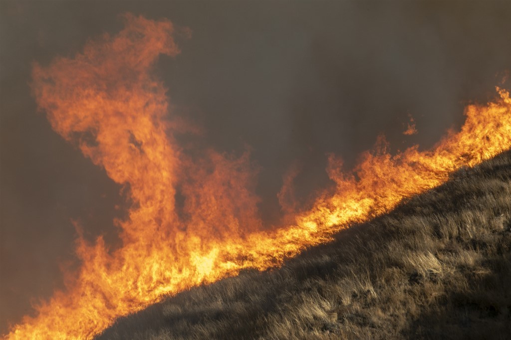 Nuevo incendio arde cerca de Los Ángeles en medio de alerta “extrema” por fuertes vientos