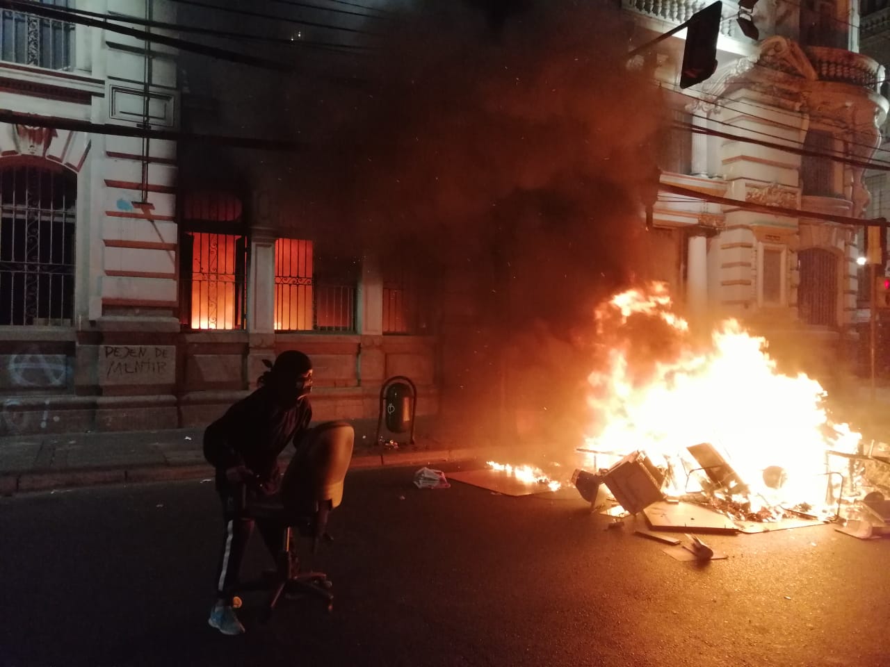 Manifestantes incendian el diario más antiguo de Chile