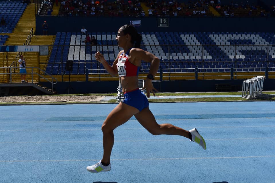 Atleta tica Mónica Vargas se bañó de oro en Guatemala