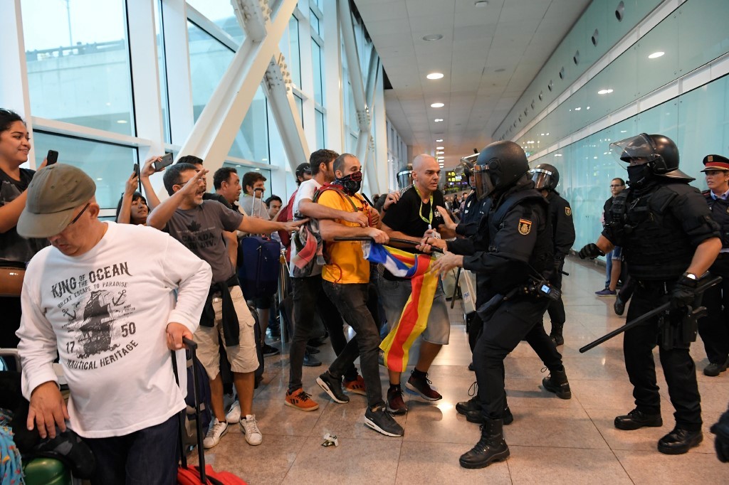 Cataluña se enciende de nuevo: cárcel para líderes independentistas, policía apaga protestas y expresidente llama a responder
