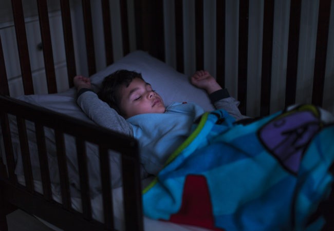 Provincia china quiere obligar a niños a ir temprano a la cama, aunque no terminen la tarea